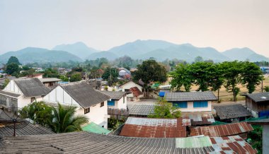 Alacakaranlık yaklaşırken, güzel, manzaralı, huzurlu ama genişleyen bir kasaba, Myanmar sınırında, dağlarla çevrili birçok küçük bina, gezginler, hippiler ve Taylandlı turistler için bir cennet..