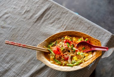 Taze pörsümüş ve servis edilmiş, acılı sebze, yeşil fasulye, baharatlı soslu taze soğan, restoran masasında, yemeye hazır..