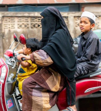 Mae Hong Son vilayeti, Kuzey Tayland-10 Nisan 2023: Batı ülkelerinde görülmesi garip bir manzara. Ama Asya 'da motosiklet birden fazla insan, hayvan ve mal taşımanın popüler bir yoludur..
