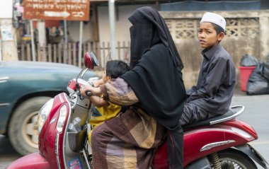 Mae Hong Son vilayeti, Kuzey Tayland-10 Nisan 2023: Batı ülkelerinde görülmesi garip bir manzara. Ama Asya 'da motosiklet birden fazla insan, hayvan ve mal taşımanın popüler bir yoludur..