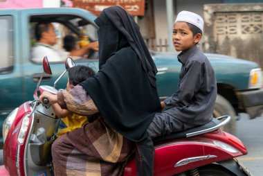 Mae Hong Son vilayeti, Kuzey Tayland-10 Nisan 2023: Batı ülkelerinde görülmesi garip bir manzara. Ama Asya 'da motosiklet birden fazla insan, hayvan ve mal taşımanın popüler bir yoludur..