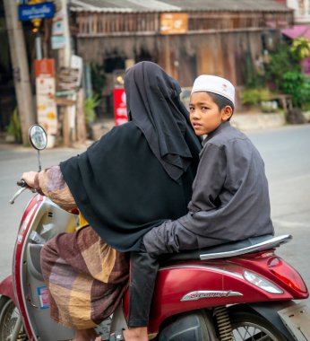 Mae Hong Son vilayeti, Kuzey Tayland-10 Nisan 2023: Batı ülkelerinde görülmesi garip bir manzara. Ama Asya 'da motosiklet birden fazla insan, hayvan ve mal taşımanın popüler bir yoludur..