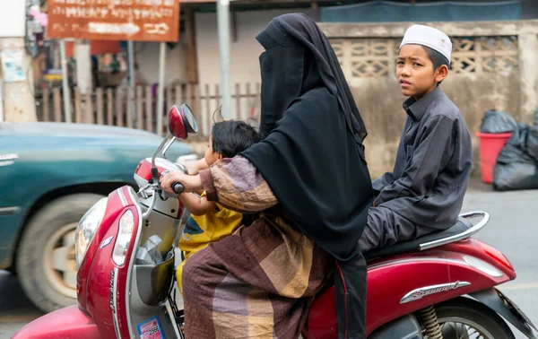 Mae Hong Son vilayeti, Kuzey Tayland-10 Nisan 2023: Batı ülkelerinde görülmesi garip bir manzara. Ama Asya 'da motosiklet birden fazla insan, hayvan ve mal taşımanın popüler bir yoludur..