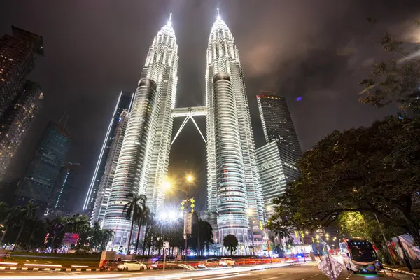 Kultovní Malajské Budovy Osvětlené Stříbřitým Světlem Proti Večerní Obloze Rozmazaným — Stock fotografie