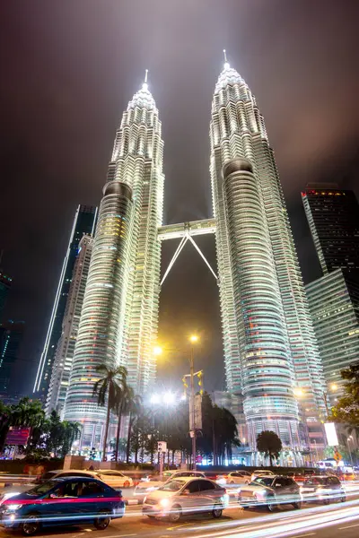Kultovní Malajské Budovy Hlavní Orientační Bod Osvětlené Stříbřitým Světlem Proti — Stock fotografie