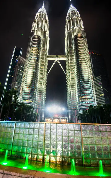 Kultovní Malajské Budovy Osvětlené Stříbřitým Světlem Proti Tmavé Obloze Rozmazaným — Stock fotografie