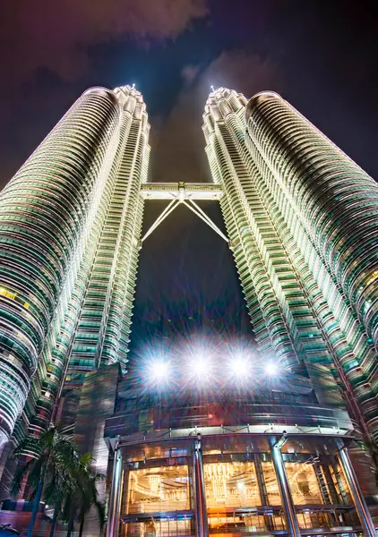 Nízký Úhel Pohledu Ikonickou Malajskou Památku Osvětlenou Stříbřitým Světlem Proti — Stock fotografie