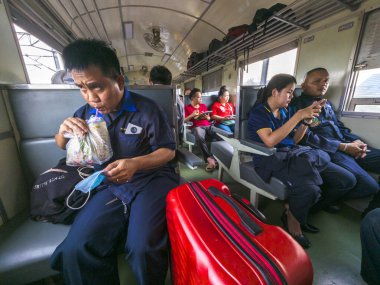 Bangkok, Tayland-02 Şubat 2024-2. Sınıf İçişleri koçu, Tayland Devlet Demiryolu çalışanları ve düzenli demiryolu kullanıcıları ile, öğleden sonra bir hizmet için eski başkenti Siyam 'a gidiyorlar..