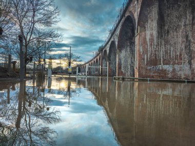 Şiddetli hava koşulları, yoğun sellere yol açıyor, Viktorya demiryollarının daha önce kuru olan bölgelerde kapatılması, su basmış tarlalar ve otoyollar, nehir suyuna batmış ağaçlar..