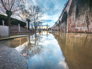 Şiddetli hava koşulları, yoğun sellere yol açıyor, Viktorya demiryollarının daha önce kuru olan bölgelerde kapatılması, su basmış tarlalar ve otoyollar, nehir suyuna batmış ağaçlar..