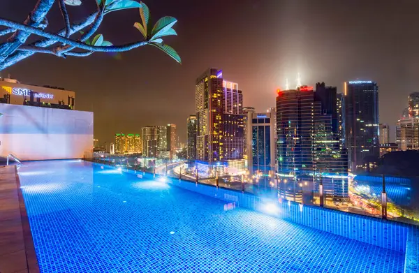 Kuala Lumpur Malajsie Dubna 2023 Hotelový Bazén Bar Výhledem Moderní — Stock fotografie