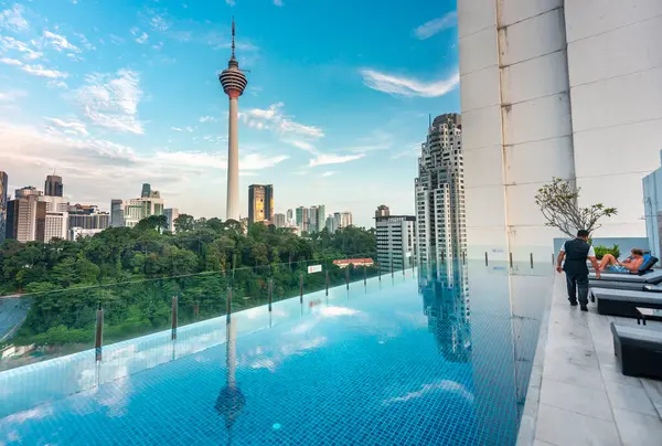 Kuala Lumpur Malajsie Dubna 2023 Hotelový Bazén Bar Výhledem Moderní — Stock fotografie