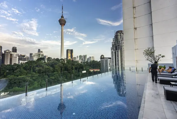 马来西亚吉隆坡 2023年4月20日 酒店游泳池和酒吧区 提供横跨现代城市天际线和Kl塔的景观 图库图片