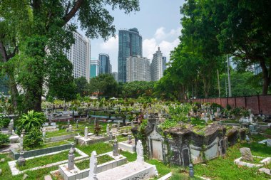 Jln Ampang açıklarında saklanan ve Kampung Baru 'dan bir otoban ile ayrılan KL' nin en eski Müslüman mezarlarından biri. Dev sancaklar ve yağmur ağaçları tarafından gölgeleniyor..