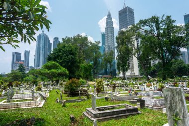 Jln Ampang açıklarında saklanan ve Kampung Baru 'dan bir otoban ile ayrılan KL' nin en eski Müslüman mezarlarından biri. Dev sancaklar ve yağmur ağaçları tarafından gölgeleniyor..