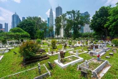 Jln Ampang açıklarında saklanan ve Kampung Baru 'dan bir otoban ile ayrılan KL' nin en eski Müslüman mezarlarından biri. Dev sancaklar ve yağmur ağaçları tarafından gölgeleniyor..
