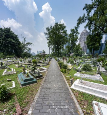 Jln Ampang açıklarında saklanan ve Kampung Baru 'dan bir otoban ile ayrılan KL' nin en eski Müslüman mezarlarından biri. Dev sancaklar ve yağmur ağaçları tarafından gölgeleniyor..