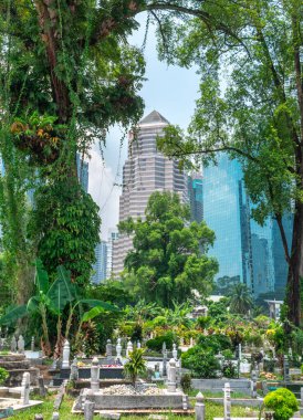 Jln Ampang açıklarında saklanan ve Kampung Baru 'dan bir otoban ile ayrılan KL' nin en eski Müslüman mezarlarından biri. Dev sancaklar ve yağmur ağaçları tarafından gölgeleniyor..