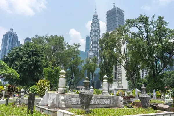 stock image Tucked away off Jln Ampang and split from Kampung Baru by a highway is one of KL's oldest Muslim burial grounds. It's shaded by giant banyans and rain trees.