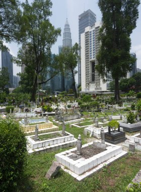 Kuala Lumpur, Malezya-16 Nisan 2023: Jln Ampang açıklarında kıstırılmış ve Kampung Baru 'dan karayolu ile ayrılmış KL' nin en eski Müslüman mezarlıklarından biridir. Dev sancaklar ve yağmur ağaçları tarafından gölgeleniyor..