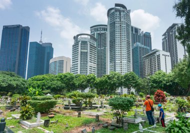 Kuala Lumpur, Malezya-16 Nisan 2023: Jln Ampang açıklarında kıstırılmış ve Kampung Baru 'dan karayolu ile ayrılmış KL' nin en eski Müslüman mezarlıklarından biridir. Dev sancaklar ve yağmur ağaçları tarafından gölgeleniyor..