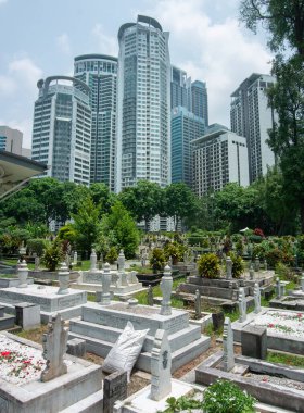 Kuala Lumpur, Malezya-16 Nisan 2023: Jln Ampang açıklarında kıstırılmış ve Kampung Baru 'dan karayolu ile ayrılmış KL' nin en eski Müslüman mezarlıklarından biridir. Dev sancaklar ve yağmur ağaçları tarafından gölgeleniyor..