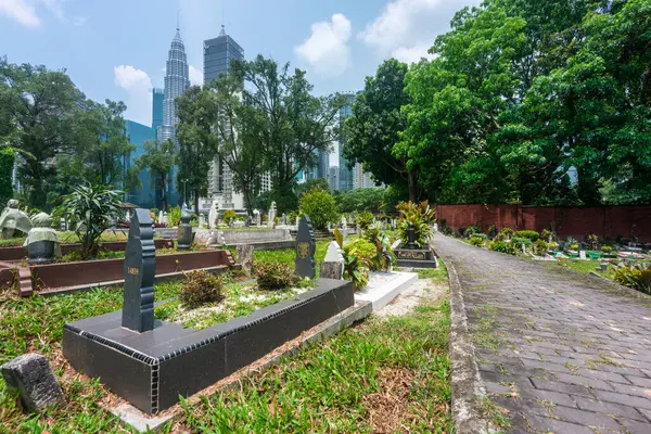 马来西亚吉隆坡 2023年4月16日 被藏匿在Jln Ampang附近 并通过公路与Kampung Baru分离 是Kl最古老的穆斯林墓地之一 它被巨大的百合花和雨树遮掩着 免版税图库图片