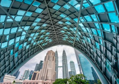 Kuala Lumpur, Malezya-16 Nisan 2023: 2020 'de Klang Nehri' ni geçerek, Kampung Baru ile Şehir Merkezi 'ni şehrin yapısı üzerinden birbirine bağlayan zarif bir yaya köprüsü açıldı..