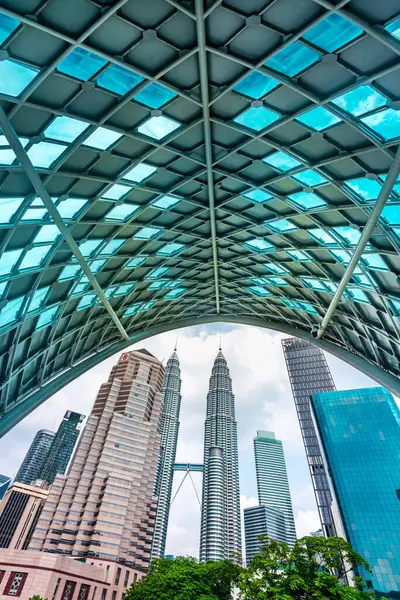 马来西亚吉隆坡 2023年4月16日 一座精巧的人行天桥 于2020年通车 横跨甘榜巴鲁和市中心 通过其建筑俯瞰全市 图库照片