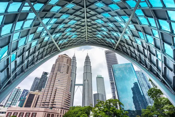 马来西亚吉隆坡 2023年4月16日 一座精巧的人行天桥 于2020年通车 横跨甘榜巴鲁和市中心 通过其建筑俯瞰全市 免版税图库照片