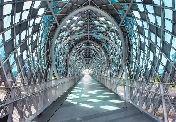 Kiváló Gyalogos Híd Melyet 2020 Ban Nyitottak Meg Átkelve Klang Stock Kép