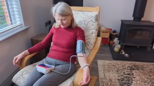 테스트 여성은 그녀의 가정에서 디지털 모니터를 사용하여 가정용 모니터링 고혈압 — 비디오