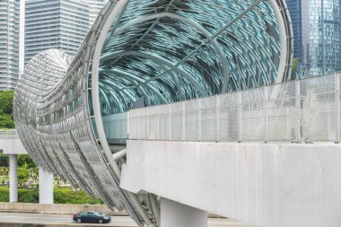 Enfes modern köprü, 2020 yılında Klang Nehri 'nin karşısındaki Müslüman mezarlığından başlayarak, eski Kampung Baru ilçesine kadar uzanan işlek otoyola kadar uzanıyor..