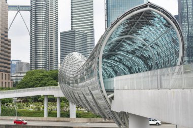 Enfes modern köprü, 2020 yılında Klang Nehri 'nin karşısındaki Müslüman mezarlığından başlayarak, eski Kampung Baru ilçesine kadar uzanan işlek otoyola kadar uzanıyor..