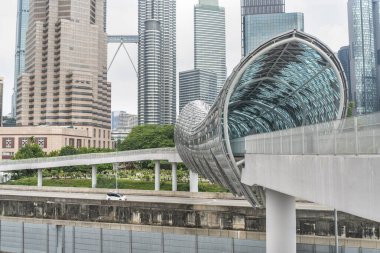 Enfes modern köprü, 2020 yılında Klang Nehri 'nin karşısındaki Müslüman mezarlığından başlayarak, eski Kampung Baru ilçesine kadar uzanan işlek otoyola kadar uzanıyor..