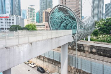 Enfes modern köprü, 2020 yılında Klang Nehri 'nin karşısındaki Müslüman mezarlığından başlayarak, eski Kampung Baru ilçesine kadar uzanan işlek otoyola kadar uzanıyor..