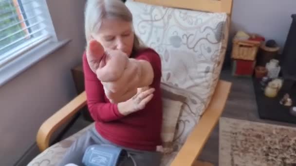 Een Vrouw Van Middelbare Leeftijd Neemt Haar Bloeddruk Metingen Thuis — Stockvideo