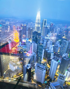 Kuala Lumpur, Malezya-16 Nisan 2023: KL Kulesi 'nden etkileyici görüntüler ve iç aydınlatma, pek çok turist için günlük bakış açısı olan Gözlem Güvertesi' ni kaplayan camdan yansıyor.