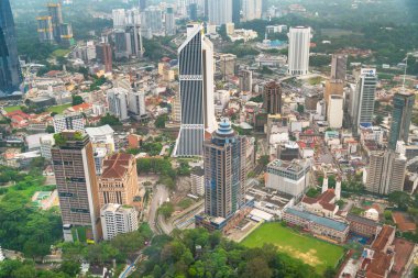 Kuala Lumpur, Malezya-16 Nisan 2023: Gün batımı yaklaşırken KL Kulesi 'nin gözlem güvertesinden 421 metre yüksekliğindeki telekomünikasyon kulesi ve turistik noktadan etkileyici görüntüler.