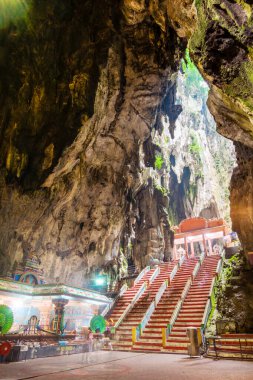 Hindu tapınağı, Malezya mağaralarının içinde, Hindular için kutsal mekan ve kutsal mekana uzanan geniş bir merdivenle. Önemli bir turizm merkezi, Gombak, Selangor bölgesinde..