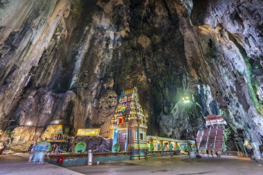 Ziyaretçiler, 1920 'de inşa edilen güzel tapınak yapılarına ve kireçtaşı mağara kompleksinin doğal ihtişamına hayran olmak için uzun mağara girişinden, merdivenlerden inerek uçsuz bucaksız iç kısımlara giderler..