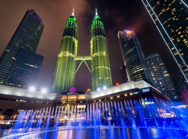 Kuala Lumpur, Malezya-23 Nisan 2024: KLCC Parkı 'nda, Suria KLCC Alışveriş Merkezi' nin dışındaki yürüyen merdivende, 150 'den fazla programlanmış animasyonu renkli bir performans sergiliyor..