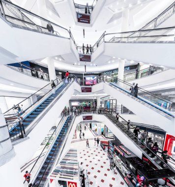 Kuala Lumpur, Malezya-21 Nisan 2024: Akşam saatlerinde Petronas İkiz Kulesi 'nin zemin katında yer alan modern alışveriş merkezinin geniş açılı görüntüsü.