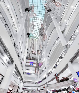 Kuala Lumpur, Malezya-21 Nisan 2024: Akşam saatlerinde Petronas İkiz Kulesi 'nin zemin katında yer alan modern alışveriş merkezinin geniş açılı görüntüsü.