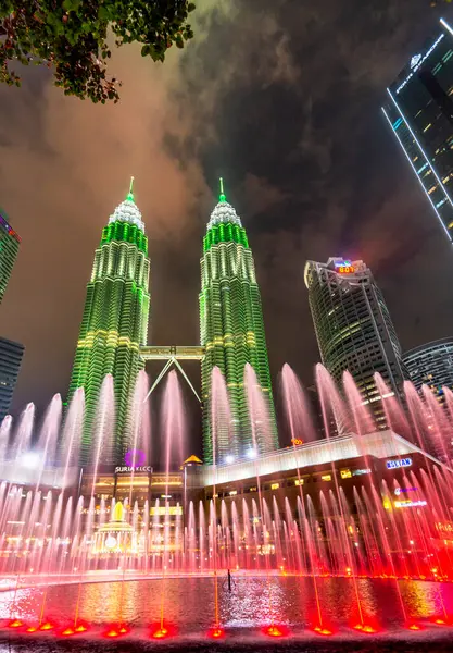 stock image Kuala Lumpur,Malaysia-April 23 2024:In KLCC Park,at the esplanade outside Suria KLCC Mall,musical fountains delight spectators, displaying over 150 programmed animations in a colorful performance.
