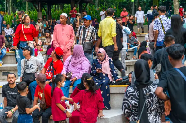 stock image Kuala Lumpur,Malaysia-April 23 2024: Within KLCC Park,at the esplanade outside of Suria KLCC Mall,visitors await the upcoming musical fountains display,as sunset approaches.