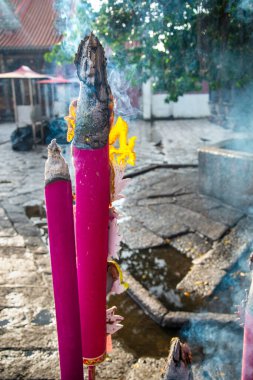 Şehir merkezindeki bir Hindu tapınağında, büyük kırmızı, mor joss çubukları sürekli yanıyor. Antik avluda sürüklenen bir sürü tatlı kokulu duman bulutu yayıyorlar..