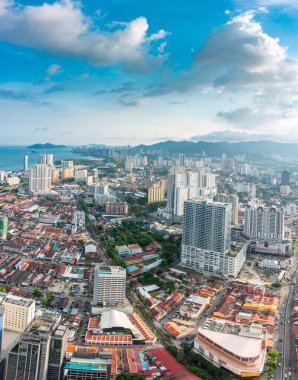 Penang 'ın tek şehrinin şehir merkezinin çarpıcı manzarası, George Town' un en yüksek binasının çatısından, turistler arasında çok popüler, önemli bir dönüm noktasıdır..