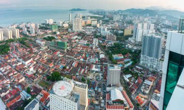 Şehir merkezinin ve Malacca Boğazı 'nın muhteşem manzarası, George Town' un en yüksek binasının çatısından ve günbatımına yakın, önemli bir dönüm noktasından..