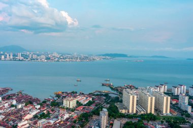 Şehrin ve Malacca Boğazı 'nın muhteşem manzarası, George Town' un en yüksek binasının çatısından ve en belirgin simgesi, arka planda Malezya 'nın bulutları, günbatımına yakın..